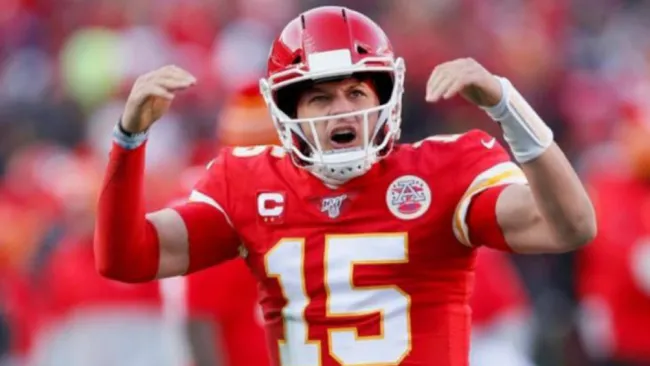 Mahomes alienta a su equipo durante un partido