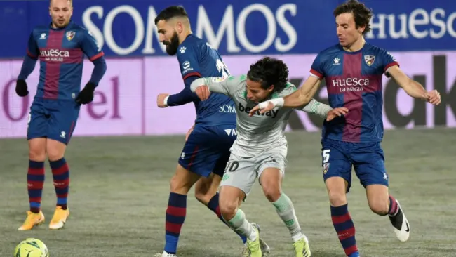 Diego Lainez en acción con el Betis ante Huesca