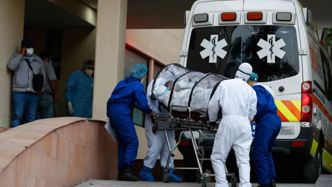 Camilleros asisten a infectado por Covid-19