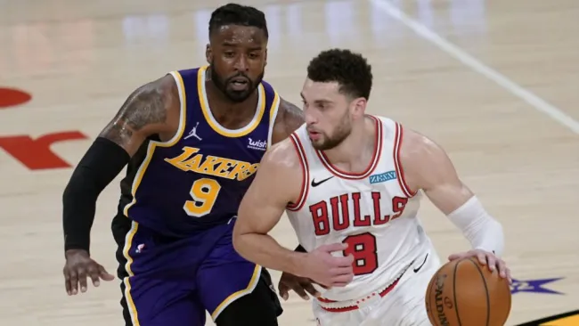 Acción en el Lakers vs Bulls