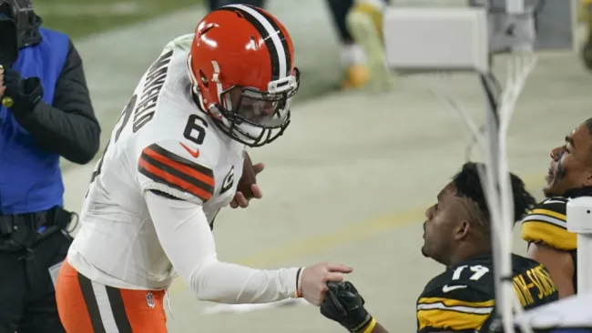 Baker Mayfield, quarterback de Cleveland, en charla con JuJu Smith-Schuster