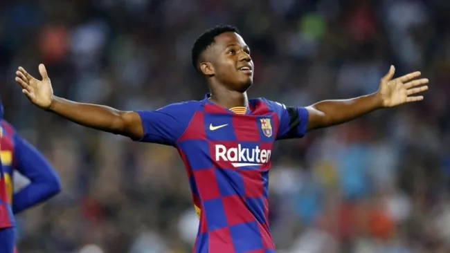 Ansu Fati durante un partido con Barcelona 