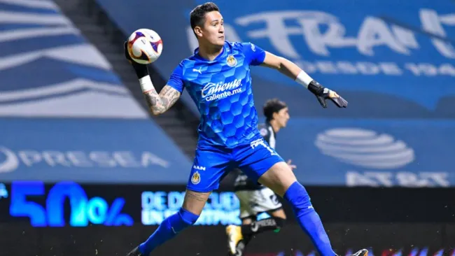 Raúl Gudiño en acción con Chivas ante Puebla