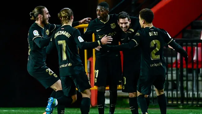 Jugadores del Barcelona, tras marcar al Granada