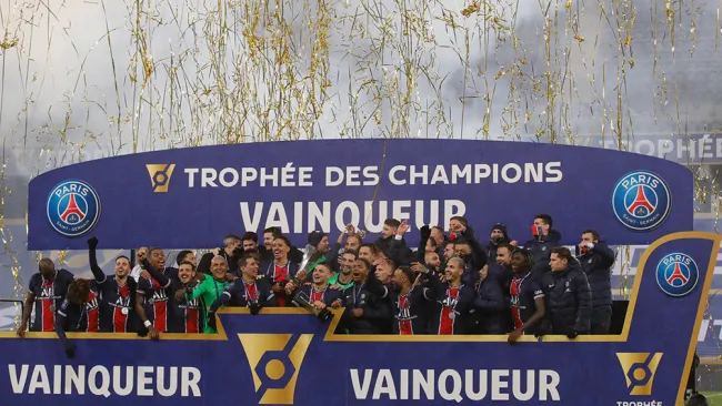 Jugadores del PSG alzan el título