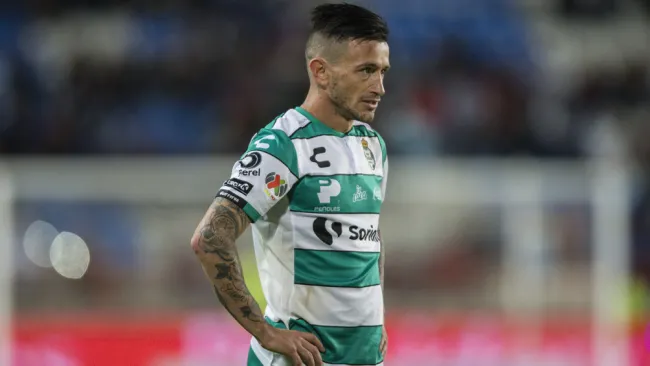 Brian Lozano durante un duelo con Santos en Liga MX 