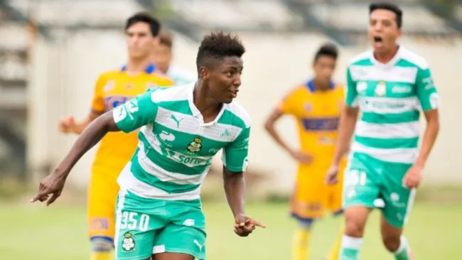 Joao Maleck en acción con Santos Laguna