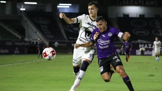 Acción entre Pumas y Mazatlán FC