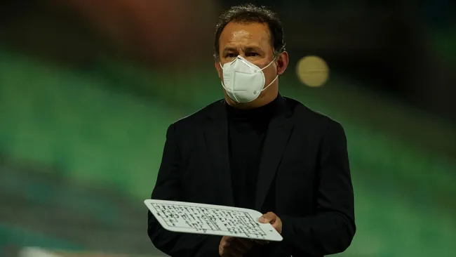 Juan Reynoso en el partido contra Santos