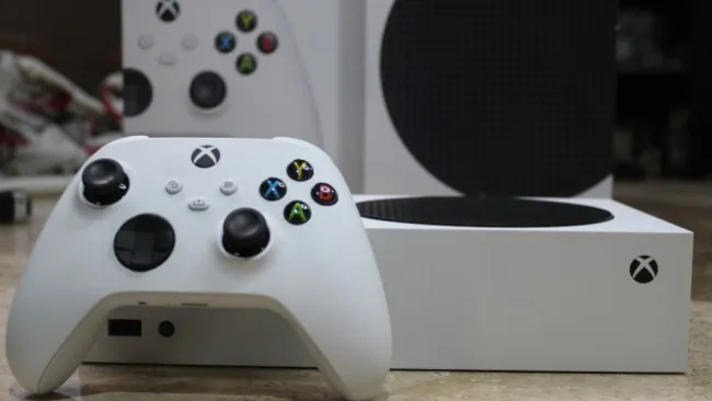Xbox Series S y su control, consola de nueva generación de Microsoft