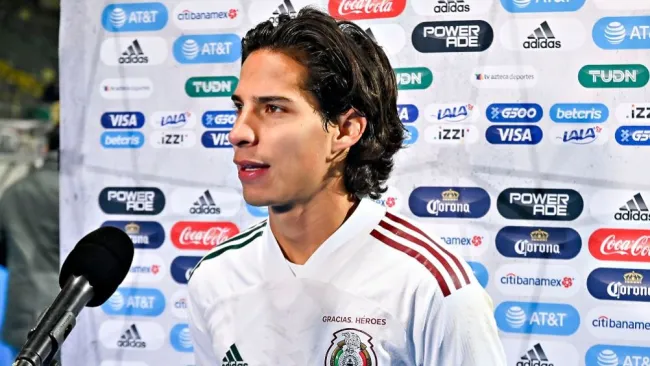 Diego Lainez luego de un partido con la Selección Mexicana