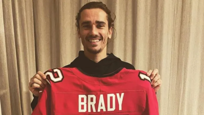 Antoine Griezmann con el jersey de Tom Brady