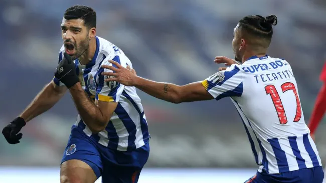 Taremi y Tecatito festejan el gol de la igualada