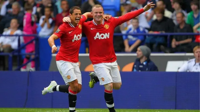 Chicharito y Rooney en un partido con el United 