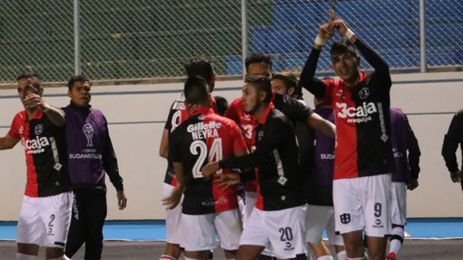 Othoniel Arce festeja junto a sus compañeros del Melgar 