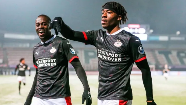 Noni Madueke celebrando un gol a favor