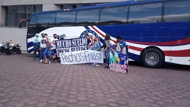 Aficionados de Cruz Azul afuera del hotel de concentración 