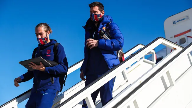 Lionel Messi llegando a Sevilla con el resto del equipo 