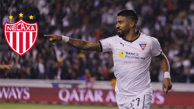 Rodrigo Aguirre festeja un gol con Liga de Quito
