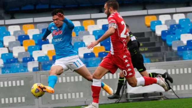 Hirving Lozano en acción ante Fiorentina