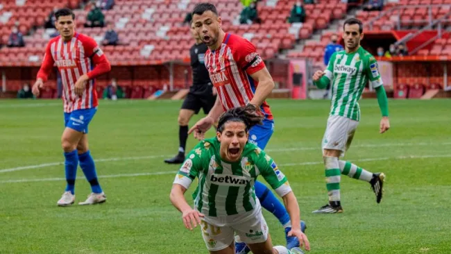 Diego Lainez recibiendo falta ante el Sporting de Gijón