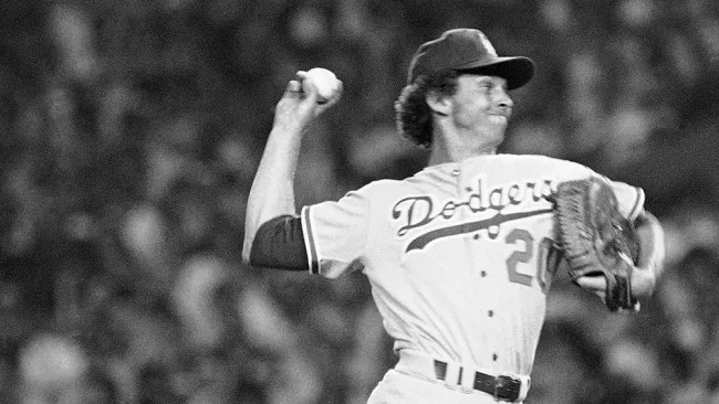  Don Sutton lanza durante el Juego de Estrellas de 1977