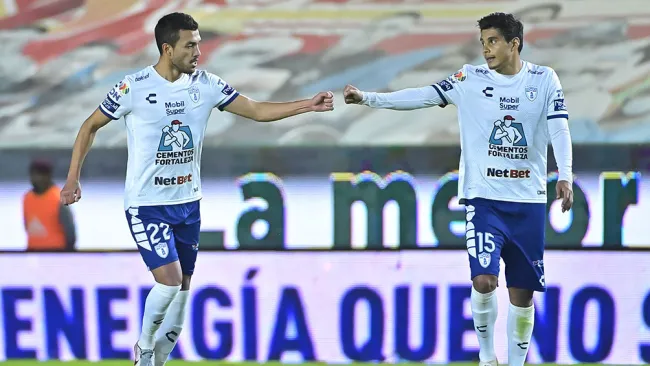  Gustavo Cabral y Miguel Herrera Equihua en el partido ante León