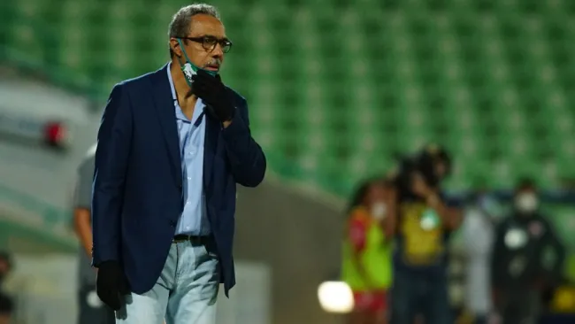 Martín Pérez en un partido con Santos Femenil