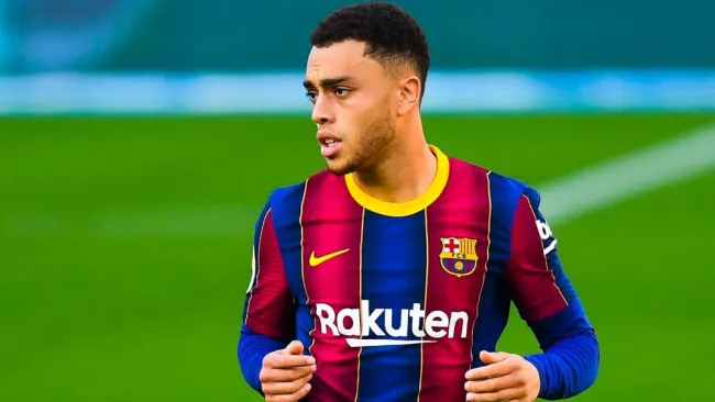 Sergiño Dest durante un duelo con el Barcelona 