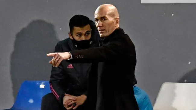 Zinedine Zidane dirigiendo al Real Madrid ante el Alcoyano