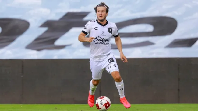 Erik Vera en acción con Gallos