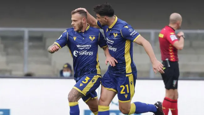 Hellas Verona festeja una anotación ante el Napoli