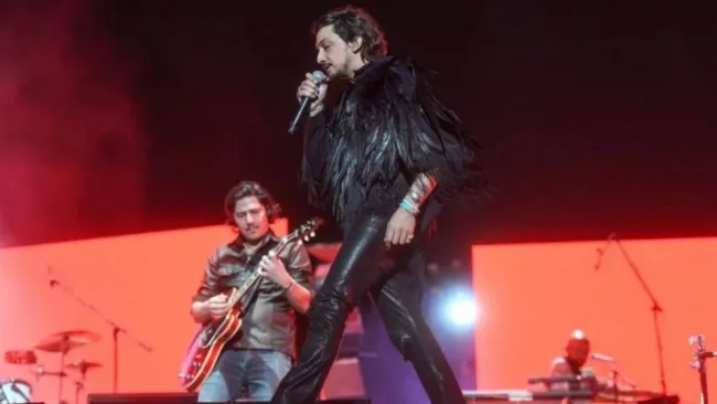 León Larregui presentándose en el Vive Latino 2017 