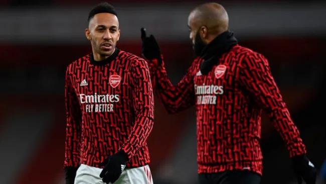 Aubameyang y Lacazette en charla