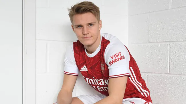 Martin Odegaard posa con la camiseta del Arsenal 