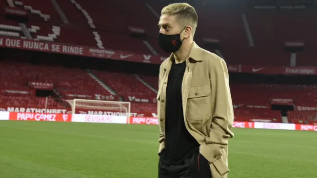 Papu Gómez camina sobre la cancha del Sánchez Pizjuán 