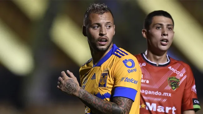 El Diente López en un partido con Tigres