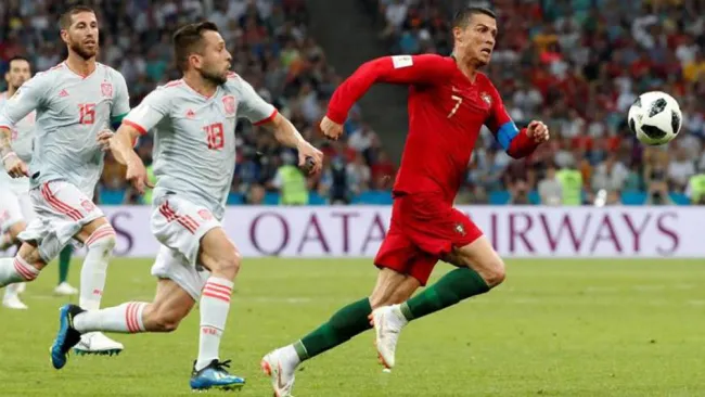 Cristiano Ronaldo y Jordi Alba pelean un balón en un duelo 