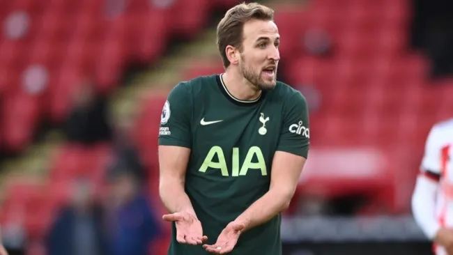 Harry Kane disputando un partido con el Tottenham