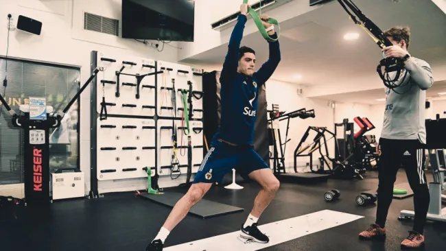 Raúl Jiménez: Volvió a entrenar en el gimnasio pensando en su reaparición