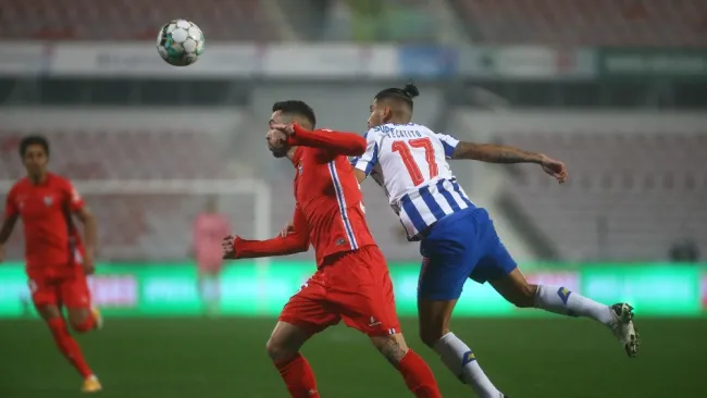 Tecatito Corona en partido ante Gil Vicente