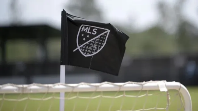 Bandera de la MLS en un campo de entrenamiento