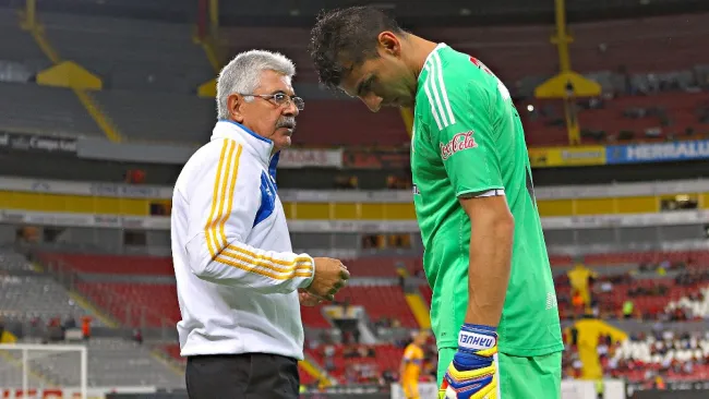 Video: Tuca Ferretti se la 'mentó' a Nahuel Guzmán en vuelo a Qatar