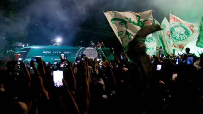 Hinchas del Palmeiras reciben el autobús que transporta campeón de la Libertadores