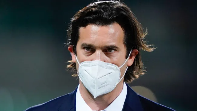 Solari camina en un partido del América