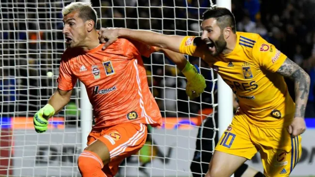 Nahuel Guzmán y Gignac en festejo con Tigres