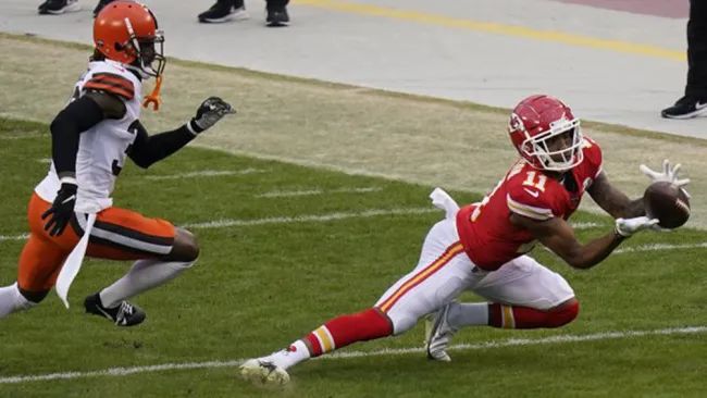 Demarcus Robinson atrapa el ovoide en juego de los Chiefs