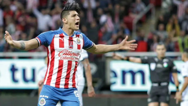 Alan Pulido en un partido con Chivas