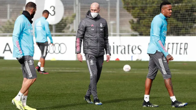 Zinedine Zidane durante un entrenamiento con el Real Madrid 