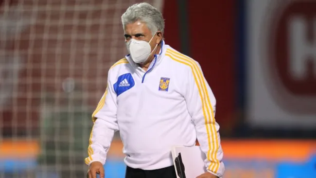 Ricardo Ferretti previo a un partido de Tigres